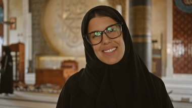 Doha camisinin içinde tesettürlü gülümseyen bir kadın kültürel ve dini gelenekler sergiler, İslami mimari geçmişi vardır..