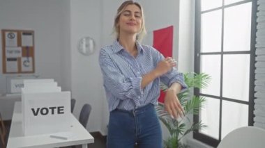 Kendine güvenen genç bir kadın, oy pusulaları ve bir 