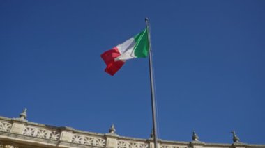İtalya bayrağı, ülkenin mirası ve mimari ihtişamını ön plana çıkaran tarihi bir bina olan Lecce, puglia, İtalya, Avrupa 'da açık mavi gökyüzünde dalgalanıyor.