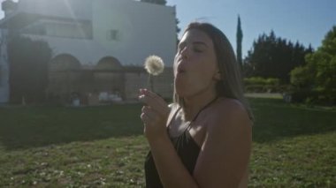 Genç İspanyol kadın açık Avrupa gökyüzü altında yeşillik ve geleneksel mimari ile çevrili Puglia, İtalya 'da güzel bir villada açık havada eğleniyor..