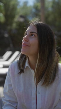 Genç bir İspanyol kadın, bali tatil köyünde sakin bir anın tadını çıkarıyor. Güzellik ve sükuneti kapsıyor..