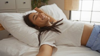 Genç, İspanyol, kadın, gülümseyen, rahatlarken, içeride, yatakta, yatak odasında