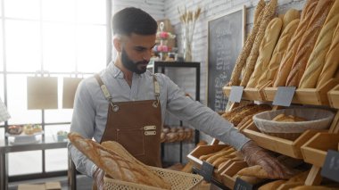 İspanyol bir adam fırında çalışıyor. Önlük takıp raflara taze ekmek yerleştiriyor. Fırın ve mutfak uzmanlığını vurgulayan kapalı bir dükkan atmosferi yaratıyor..