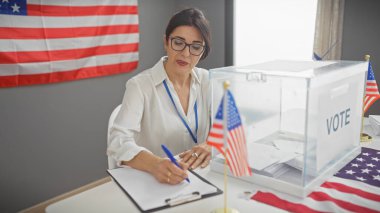 Olgun bir İspanyol kadın Amerikan bayraklarıyla süslenmiş bir odada oylama yapıyor..