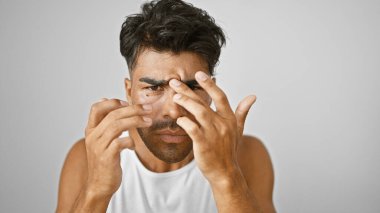 Beyaz arka plana dokunan sakallı yakışıklı İspanyol.