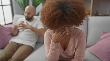 Gözlüklü endişeli bir kadın ve koltukta konuşan sakallı bir adam ilişki sorunlarını temsil ediyor..