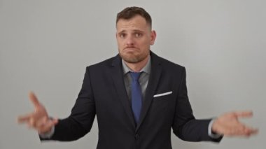 Takım elbiseli genç İspanyol bir adam, ağzı açık, yüksek sesle bağırıyor, izole edilmiş beyaz bir arka plana kurulmuş yoğun bir iletişim anı.