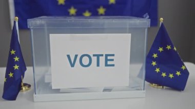 Açık bir oy sandığı, oy kullanma, eu bayrakları, demokrasi, seçim, şeffaf, siyasi, hükümet, kapalı alan.