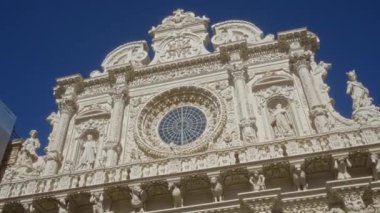 Basilica di Santa Croce 'un barok mimarisi, parlak mavi gökyüzüne karşı karmaşık taş oymalar ve heykeller içeren ders, puglia, italya' da..