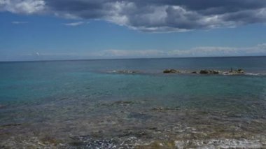 Torre Dell 'Orso' nun Salento, Puglia, İtalya 'daki kayalık kıyı şeridi dramatik bulutlar altında Avrupa ve berrak mavi su manzarası.