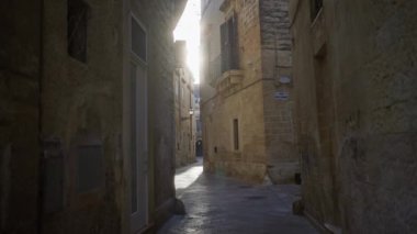 Lecce 'deki tarihi dar sokak, günbatımında puglia antik taş binalar ve İtalyan kasabası Avrupa' nın pitoresk cazibesi sergileniyor.