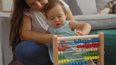 Anne ve bebek oturma odasında abaküs kullanıyor. Sevgi ve özenle.