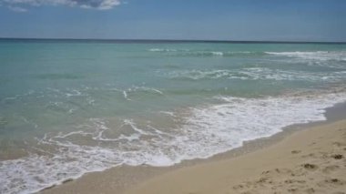 Güneşli bir günde, Salento, puglia, İtalya 'da turkuaz suları ve altın kumu olan huzurlu pescoluse plajı..