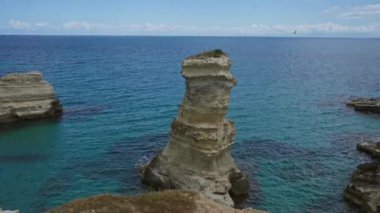 Güneşli bir günde Torre Dell 'orso, Salento, Puglia, İtalya' da çarpıcı kıyı kaya oluşumları ve gök mavisi deniz..