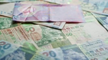 Hong Kong dolar banknotları, Hong Kong 'un ekonomik durumunu temsil eden ayrıntılı detaylarla canlı para birimi tasarımı sergiliyor.