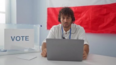 Genç İspanyol adam bilgisayar ve kulaklık kullanıyor, kızgın ve kızgın, hayal kırıklığı içinde bağırıyor ve öfkeli - seçmen kolejini cilalamak