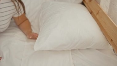 Beyaz bir yastıkta, rahat bir yatak odası ortamında, rahat ve rahat bir şekilde uyuyan bir kadın..