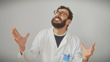 Sakallı bir erkek bilim adamı, beyaz bir geçmişe karşı umutsuzluk içinde..