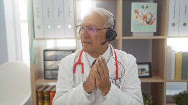 Yaşlı, kır saçlı, kafkasyalı, veteriner kliniğinde çalışan, steteskop ve kulaklık takan, düşünceli bir adam..