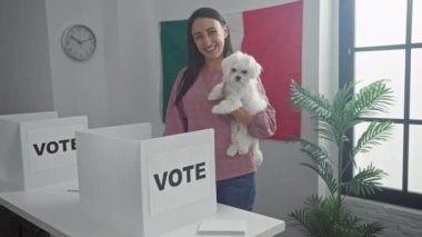 Meksika bayrağının yanında elinde Meksika Bizonu olan gülümseyen genç bir kadın oy veriyor.