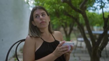 Bir İtalyan kafesinde kahve içen genç bir kadın..