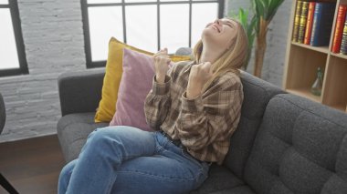 Mutlu bir kadın evinde, koltukta dinleniyor, rahat, rahat, iç tasarım.