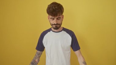 Stresli, İspanyol asıllı, migren ağrısı çeken genç bir adam, şiddetli bir baş ağrısı ve ağrı, sarı bir arka planda tek başına duruyor.