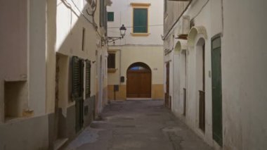 Gelibolu, puglia, İtalya 'da boş dar bir cadde. Geleneksel Akdeniz evleri ve tarihi kentsel bir mahallede gündüzleri görülebilen pencereler..
