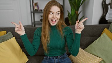 Modern bir oturma odasını gösteren ve gülümseyen beyaz bir kadın.