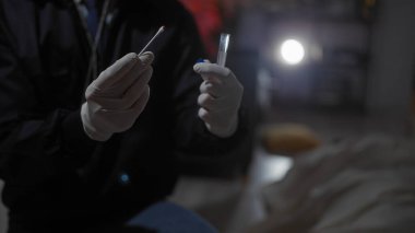 Olay yeri incelemede eldiven ve tüp tutma konusunda adli tıp uzmanı..