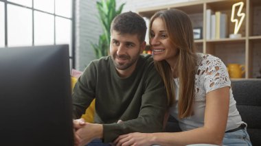 Çift birlikte eğleniyor, modern dekorasyonla samimi bir şekilde gülümsüyor..