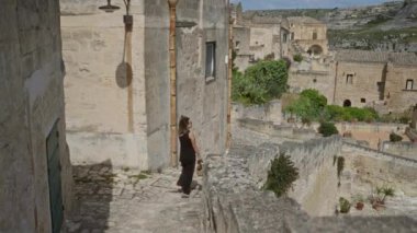 İtalya 'nın Basilicata kentindeki eski bir kasabayı keşfeden İspanyol genç bir kadın. Güzel tarihi mimarisi ve Avrupa' da büyüleyici taş binaları var..