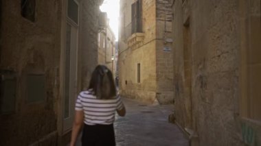 Dar sokakları Lecce, Puglia, İtalya 'da gün içinde keşfeden genç bir kadın.