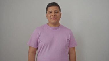 Neşeli, genç, İspanyol asıllı bir adam mutlu bir şekilde kenarı işaret ediyor, geniş bir gülümsemesi ve ağzı açık, iyimserlik ve güvenin bir jesti olarak kabul ediyor.