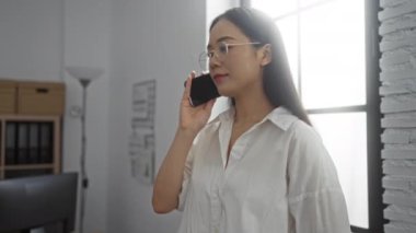 Ofiste telefonla konuşan kadın modern iç mekan, Asyalı, kadın, yetişkin, işyeri, iç mekan, iş yeri, profesyonel, gözlük, teknoloji