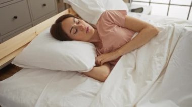 Kadın yatakta uyanıyor, esmer, çekici, genç, kadın, ev, ev, ev, oda