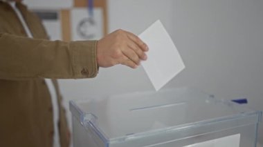 Latin kökenli genç bir adam kapalı bir seçim merkezinde oy kullandı ve demokratik süreci vurguladı..