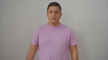 Genç İspanyol adam hafıza hatasını fark eder, unutulmuş detayları hatırlayarak, elleri bağlı beyaz bir arkaplanda beklemektedir.