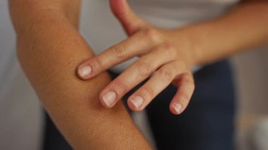 Kadın, elleri kapalı kapılar ardındaki sağlık spa ortamında parmak ve cilt uygulamalarına odaklanmış kolları inceliyor