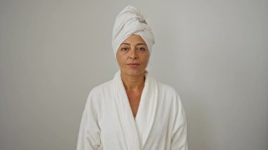 Orta yaşlı bir kadın havlu ve bornoz giyiyor, el ve parmakları izole edilmiş beyaz arka plan üzerinde küçük beden işaretler yapıyor - ölçüm konsepti