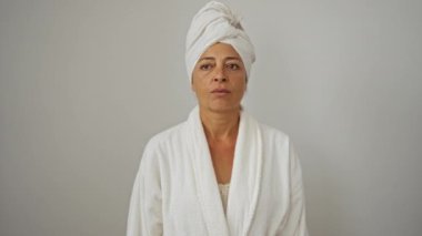 Kötü bir koku alıyorum, orta yaşlı bir kadın midesini bulandırıyor, havlu ve bornoz giyiyor, beyaz arka planda izole edilmiş.