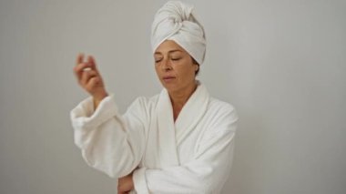 Bornozlu kadın ve havlu izole edilmiş beyaz arka planda, baş ağrısı ve stres nedeniyle gözlerini ovuşturan, yorgun, bitkin ve hayal kırıklığına uğramış, orta yaşlı güzellik göz ağrısı ve burun ağrısı yaşayan