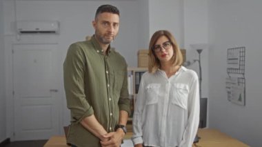 Erkek ve kadın yöneticiler modern ofis işyerinde, profesyonel takım çalışması ve ortaklık sergiliyorlar..