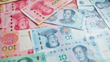 Çin Yuan banknotları çeşitli banknotlar düz bir yüzey boyunca dağılmış, Çin 'in renkli para birimini vurgulayarak, finansal ekonomiyi ve Asya zenginliğini sembolize eder.