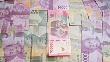 Endonezya banknotları çeşitli banknotlar halinde ülkenin para biriminin ayrıntılı tasarımlarını ve canlı renklerini gözler önüne serer..