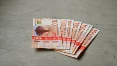 Norveç 100 kron 'luk banknotlar gri beton bir yüzeye yayıldı.