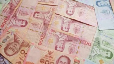 Tayland banknotları, Tayland 'dan gelen renkli bir düzenleme parasıyla farklı değerlere yayılmış..