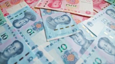 Mao Zedong 'un Çin' de finansal işlemler için kullanılan para birimini vurgulayan çeşitli Çin Yuan banknotları..