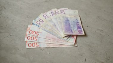 İsveç banknotları somut bir yüzeye yayılmış 20 ve 500 banknotlar halinde, İsveç para birimi ve finans bağlamını gösterir.