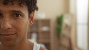 Sağlıklı bir kaplıcada gülümseyen genç bir adam yumuşak ışıklandırması ve rahat bir atmosferi var..